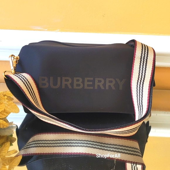 Burberry pouch converted into shoulder bag or cross body - Picture 4 of 16